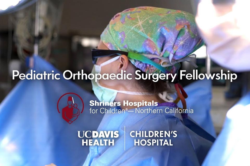 Especialización en Cirugía Ortopédica Pediátrica, logotipo de los Hospitales Shriners para Niños, logotipo de UC Davis Health, cirujanos al fondo