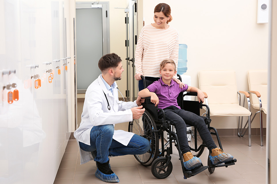 gestor del cuidado con un paciente en silla de ruedas y la madre