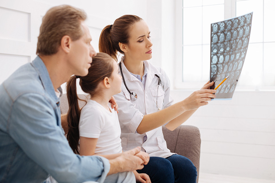 une famille examinant les radiographies avec le médecin
