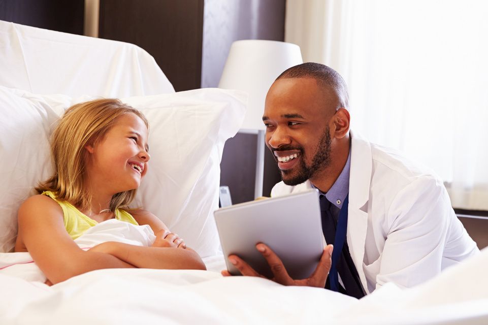 un médecin montre des informations sur une tablette à une patiente