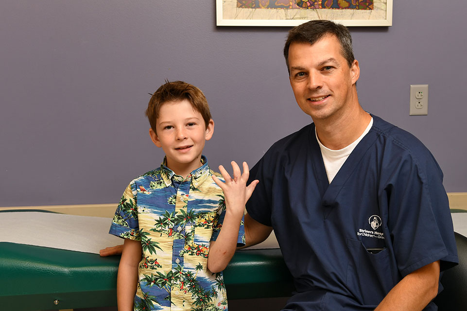 médico y un paciente mostrando su mano