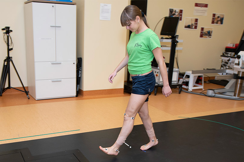 paciente femenina caminando durante prueba de análisis del movimiento