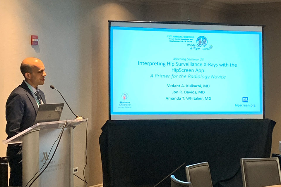 Vedant Kulkarni, MD hablando en una conferencia