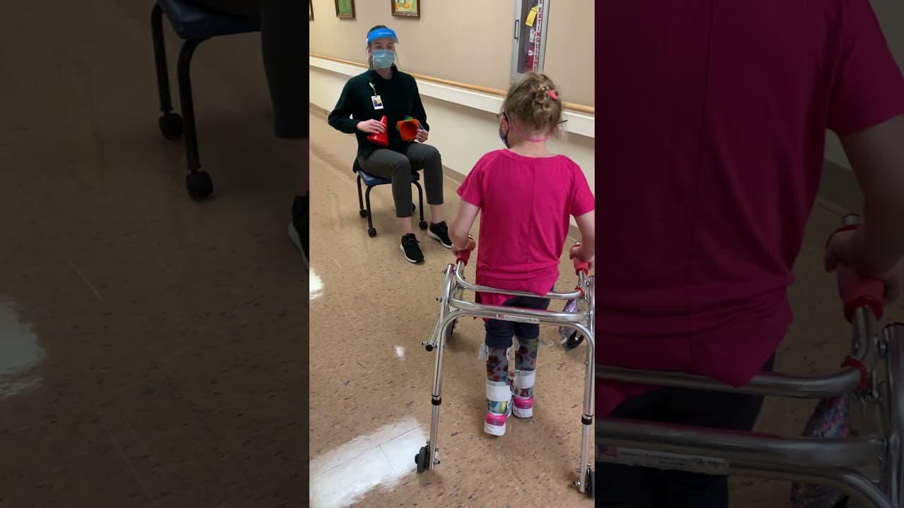 Regardez Starlit en physiothérapie. « Ne touche pas au cône! »